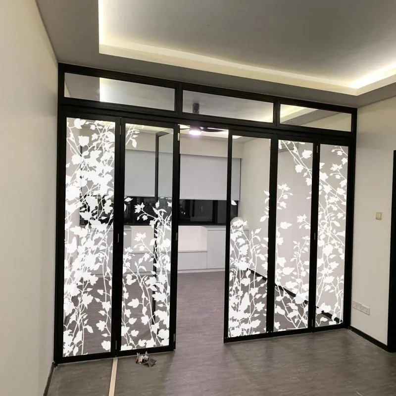 Simulation : portes vitrées à cadre noir couvertes d’un feuillage grimpant en silhouette blanche (vue 2)