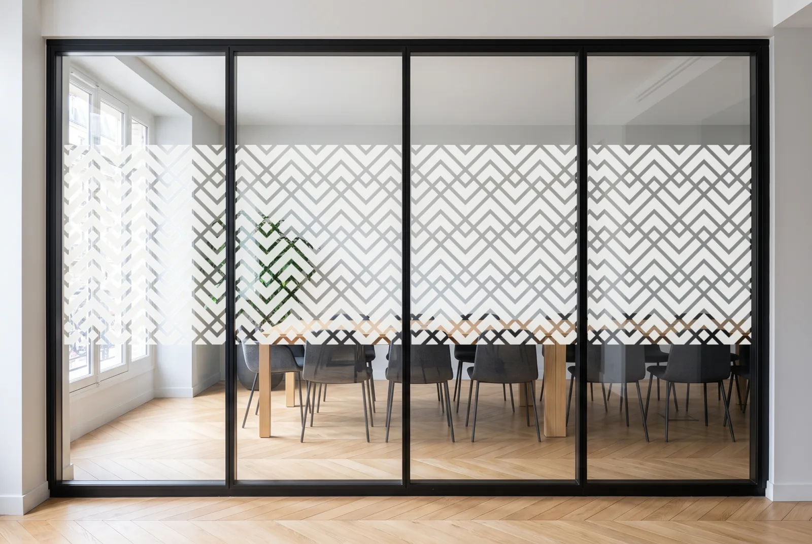 Simulation : vitrophanie Chevrons Amazone en film blanc sur une salle de réunion haussmannienne, bande de 118 cm à l'échelle