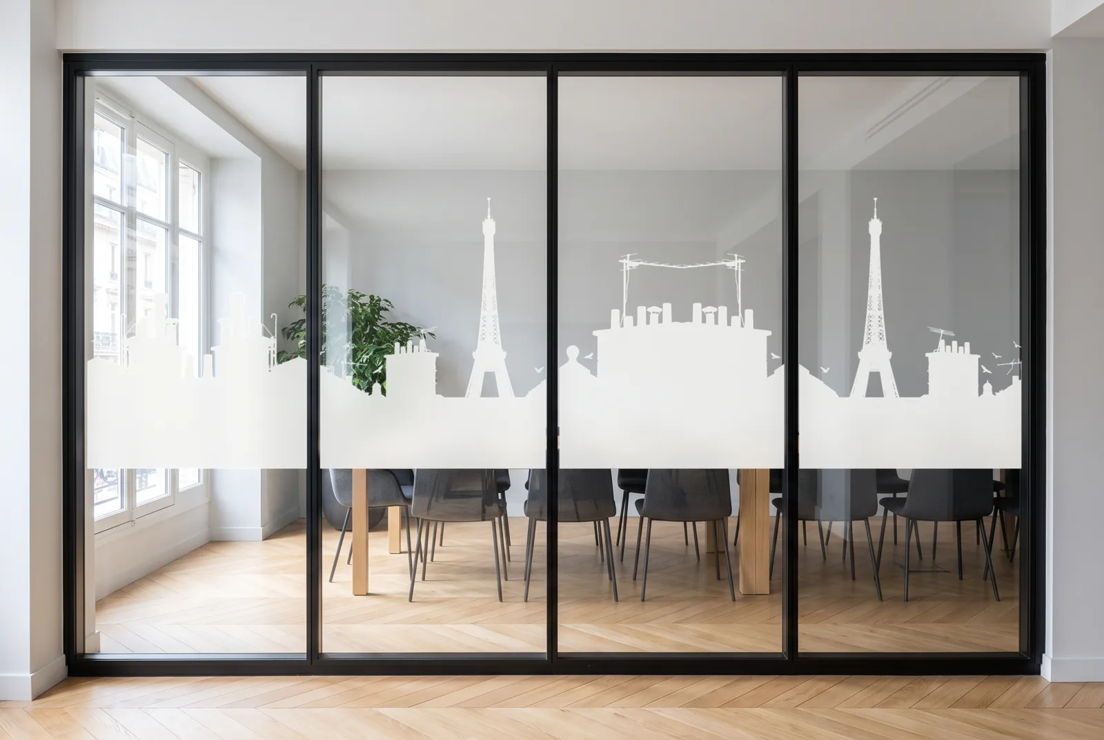 Simulation : vitrophanie Horizon Tour Eiffel en film blanc sur une salle de réunion haussmannienne, bande de 118 cm à l'échelle