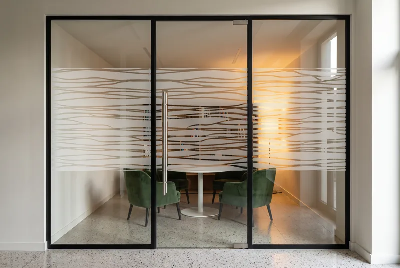 Simulation : vitrophanie Lignes Zebra en film dépoli sur la porte vitrée d'un petit salon de travail, bande de 118 cm à l'échelle