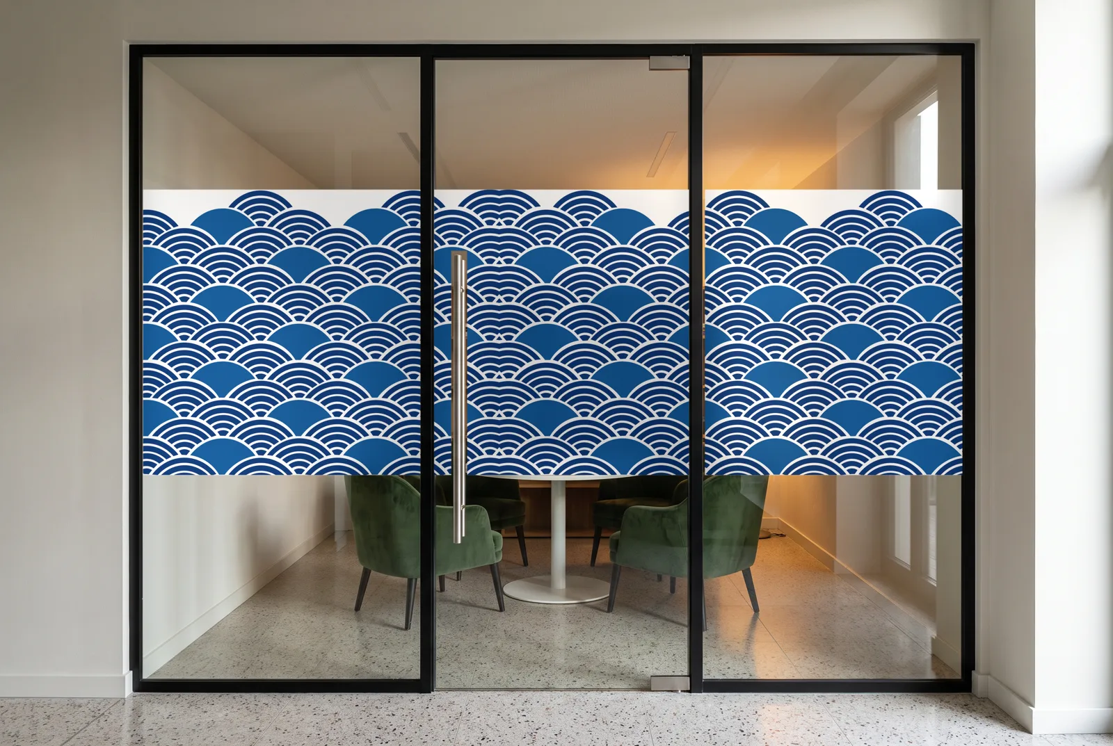 Simulation : vitrophanie Soleils bleus en impression couleur sur la porte vitrée d'un petit salon de travail, bande de 118 cm à l'échelle
