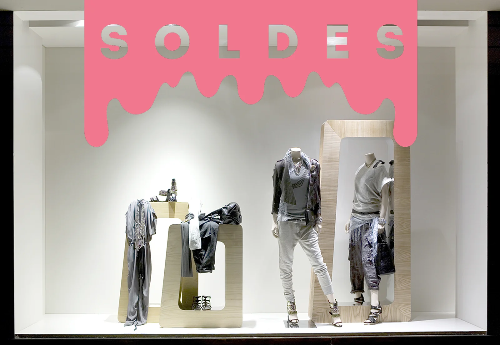 Vitrophanie soldes Peinture : coulure rose et SOLDES en réserve sur une vitrine